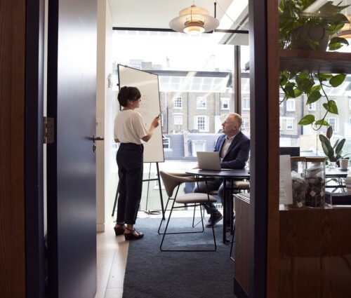 Présentation client photo of colleagues working together to define their company's mission and vision